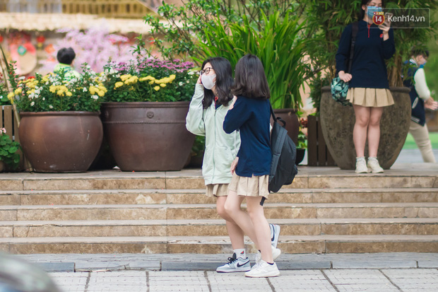 Học sinh Hà Nội đeo khẩu trang kín mít sau 1 tháng nghỉ dịch, chạy vội vào lớp do đi học muộn - 5 Học sinh Hà Nội đeo khẩu trang kín mít sau 1 tháng nghỉ dịch, chạy vội vào lớp do đi học muộn - 5