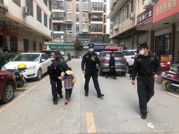Vừa ra khỏi tòa, bố mẹ ly hôn bỏ quên luôn con trai nhỏ, lời nói ngây thơ sau đó của đứa trẻ khiến ai cũng chạnh lòng - 1 Vừa ra khỏi tòa, bố mẹ ly hôn bỏ quên luôn con trai nhỏ, lời nói ngây thơ sau đó của đứa trẻ khiến ai cũng chạnh lòng - 1