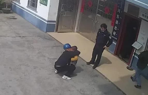 Vừa ra khỏi tòa, bố mẹ ly hôn bỏ quên luôn con trai nhỏ, lời nói ngây thơ sau đó của đứa trẻ khiến ai cũng chạnh lòng - 2 Vừa ra khỏi tòa, bố mẹ ly hôn bỏ quên luôn con trai nhỏ, lời nói ngây thơ sau đó của đứa trẻ khiến ai cũng chạnh lòng - 2