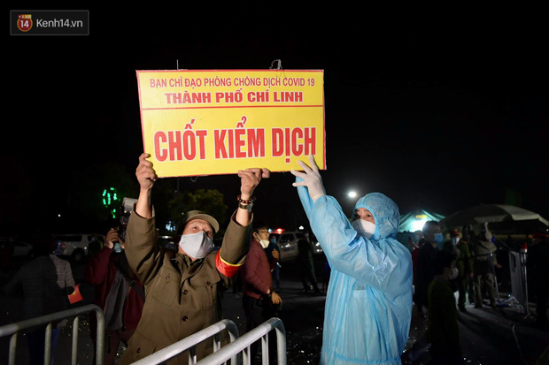 Ảnh: Hải Dương dỡ cách ly xã hội, người dân Chí Linh vui mừng hò reo sau 34 ngày 'chiến đấu' với Covid-19 Ảnh: Hải Dương dỡ cách ly xã hội, người dân Chí Linh vui mừng hò reo sau 34 ngày 'chiến đấu' với Covid-19