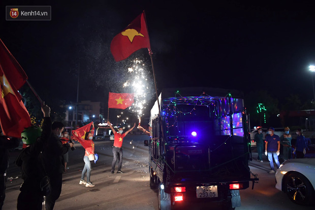 Ảnh: Hải Dương dỡ cách ly xã hội, người dân Chí Linh vui mừng hò reo sau 34 ngày 'chiến đấu' với Covid-19 - 1 Ảnh: Hải Dương dỡ cách ly xã hội, người dân Chí Linh vui mừng hò reo sau 34 ngày 'chiến đấu' với Covid-19 - 1