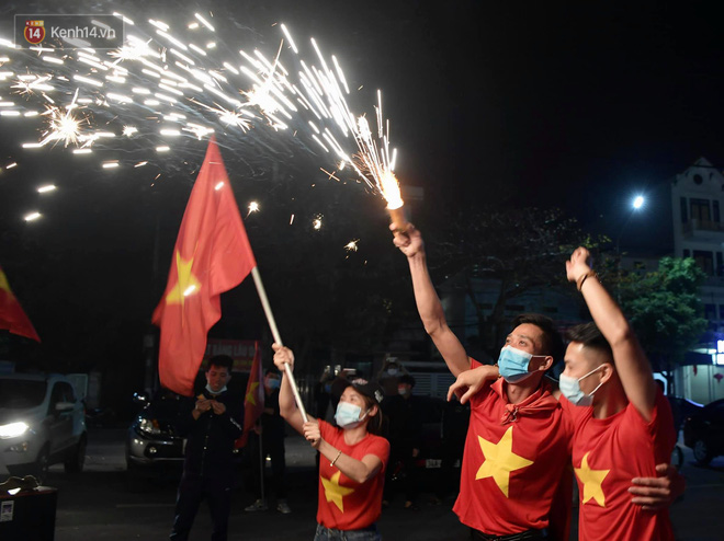 Ảnh: Hải Dương dỡ cách ly xã hội, người dân Chí Linh vui mừng hò reo sau 34 ngày 'chiến đấu' với Covid-19 - 13 Ảnh: Hải Dương dỡ cách ly xã hội, người dân Chí Linh vui mừng hò reo sau 34 ngày 'chiến đấu' với Covid-19 - 13