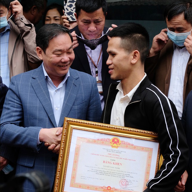 Nguyễn Ngọc Mạnh: 'Tôi không phải người hùng, mọi người đừng tung hô như vậy' Nguyễn Ngọc Mạnh: 'Tôi không phải người hùng, mọi người đừng tung hô như vậy'