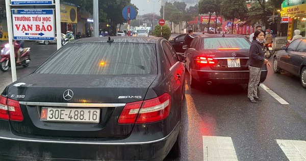 Tạm giữ 2 xe Mercedes E300 cùng biển số trên đường Hà Nội Tạm giữ 2 xe Mercedes E300 cùng biển số trên đường Hà Nội