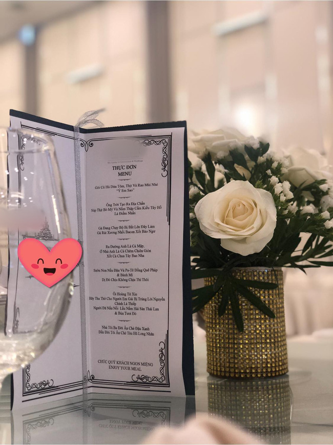 Tấm thực đơn cưới 'chịu hay không chịu thì buộc chịu' của cô dâu chú rể có khiếu hài hước gây xôn xao mạng xã hội Tấm thực đơn cưới 'chịu hay không chịu thì buộc chịu' của cô dâu chú rể có khiếu hài hước gây xôn xao mạng xã hội