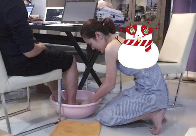 Hoa hậu Việt được tặng 6 tỷ vì giảm 6kg: Chơi hàng hiệu khét tiếng, quỳ gối rửa chân cho chồng - 2 Hoa hậu Việt được tặng 6 tỷ vì giảm 6kg: Chơi hàng hiệu khét tiếng, quỳ gối rửa chân cho chồng - 2