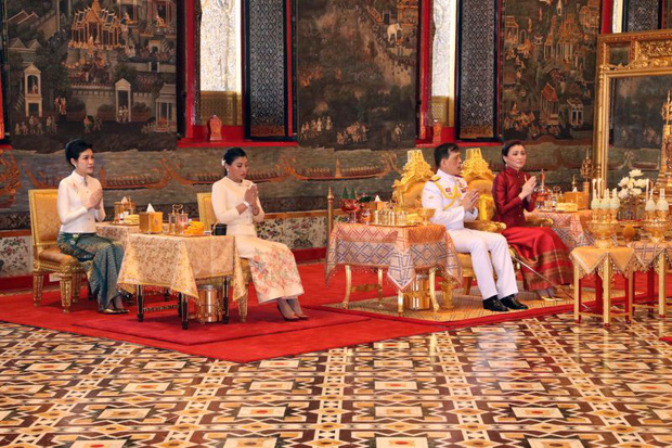 2 Hoàng hậu Thái Lan cùng nhau xuất hiện, chỉ qua một bức ảnh là thấy rõ địa vị hiện tại trong hậu cung đang nghiêng về bên nào - 2 2 Hoàng hậu Thái Lan cùng nhau xuất hiện, chỉ qua một bức ảnh là thấy rõ địa vị hiện tại trong hậu cung đang nghiêng về bên nào - 2