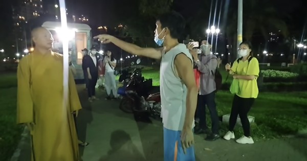 Công an mời nhiều Youtuber quay nội dung 'Thầy chùa ăn thịt chó' ở Củ Chi Công an mời nhiều Youtuber quay nội dung 'Thầy chùa ăn thịt chó' ở Củ Chi