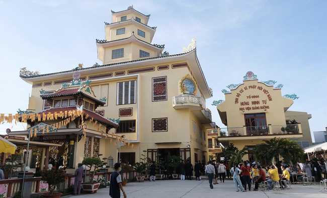 Vợ ông Dũng 'lò vôi' đanh thép đáp trả người xúc phạm mình sau vụ tố lương y Võ Hoàng Yên lừa đảo: 'Tôi oằn mình chơi cuộc chơi công lý, là phụ nữ có mấy ai như tôi?' - 2 Vợ ông Dũng 'lò vôi' đanh thép đáp trả người xúc phạm mình sau vụ tố lương y Võ Hoàng Yên lừa đảo: 'Tôi oằn mình chơi cuộc chơi công lý, là phụ nữ có mấy ai như tôi?' - 2