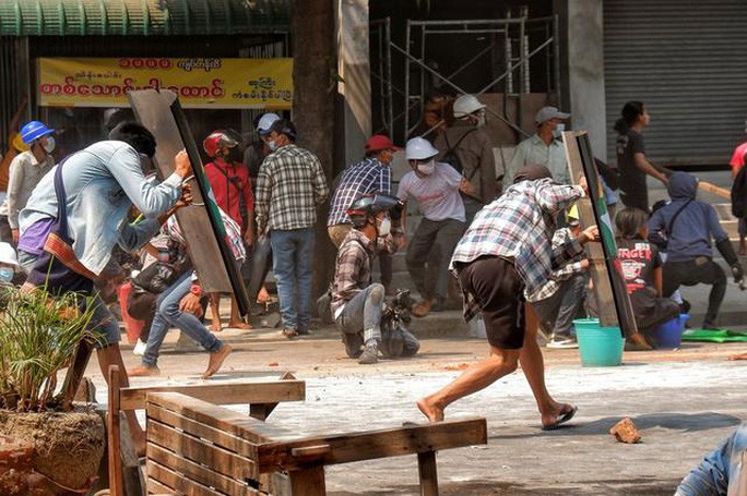 Cảnh sát Myanmar nổ súng vào đám đông biểu tình, 9 người chết - 1 Cảnh sát Myanmar nổ súng vào đám đông biểu tình, 9 người chết - 1