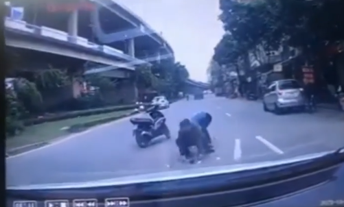 Clip: Thấy tiền rơi, nhóm đàn ông lao ra giữa đường tranh giành bất chấp nguy hiểm trước mũi ô tô Clip: Thấy tiền rơi, nhóm đàn ông lao ra giữa đường tranh giành bất chấp nguy hiểm trước mũi ô tô