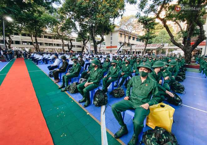 Thanh niên TP.HCM lên đường nhập ngũ: Người khóc nghẹn vì vừa chia tay bạn gái, người hạnh phúc khi được trao nụ hôn đầu tiên - 2 Thanh niên TP.HCM lên đường nhập ngũ: Người khóc nghẹn vì vừa chia tay bạn gái, người hạnh phúc khi được trao nụ hôn đầu tiên - 2