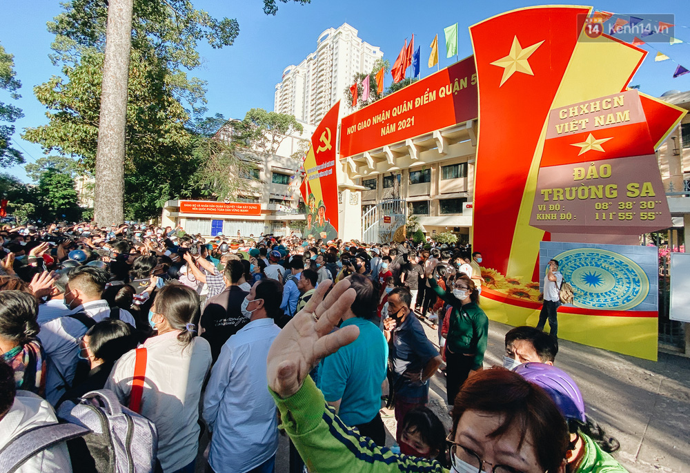Thanh niên TP.HCM lên đường nhập ngũ: Người khóc nghẹn vì vừa chia tay bạn gái, người hạnh phúc khi được trao nụ hôn đầu tiên - 10 Thanh niên TP.HCM lên đường nhập ngũ: Người khóc nghẹn vì vừa chia tay bạn gái, người hạnh phúc khi được trao nụ hôn đầu tiên - 10