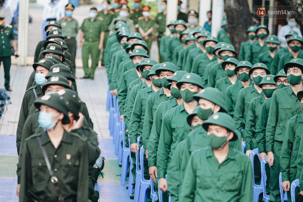 Thanh niên TP.HCM lên đường nhập ngũ: Người khóc nghẹn vì vừa chia tay bạn gái, người hạnh phúc khi được trao nụ hôn đầu tiên - 4 Thanh niên TP.HCM lên đường nhập ngũ: Người khóc nghẹn vì vừa chia tay bạn gái, người hạnh phúc khi được trao nụ hôn đầu tiên - 4