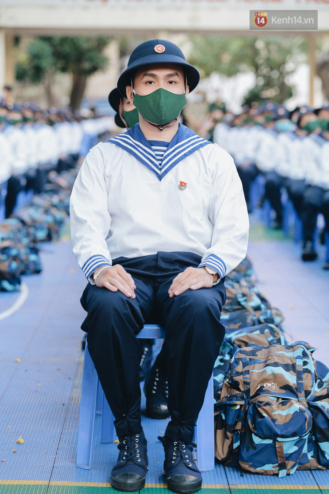 Thanh niên TP.HCM lên đường nhập ngũ: Người khóc nghẹn vì vừa chia tay bạn gái, người hạnh phúc khi được trao nụ hôn đầu tiên - 7 Thanh niên TP.HCM lên đường nhập ngũ: Người khóc nghẹn vì vừa chia tay bạn gái, người hạnh phúc khi được trao nụ hôn đầu tiên - 7
