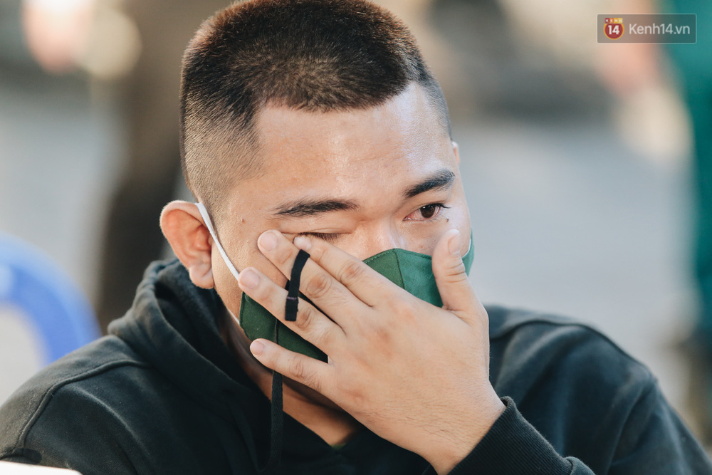 Thanh niên TP.HCM lên đường nhập ngũ: Người khóc nghẹn vì vừa chia tay bạn gái, người hạnh phúc khi được trao nụ hôn đầu tiên - 8 Thanh niên TP.HCM lên đường nhập ngũ: Người khóc nghẹn vì vừa chia tay bạn gái, người hạnh phúc khi được trao nụ hôn đầu tiên - 8
