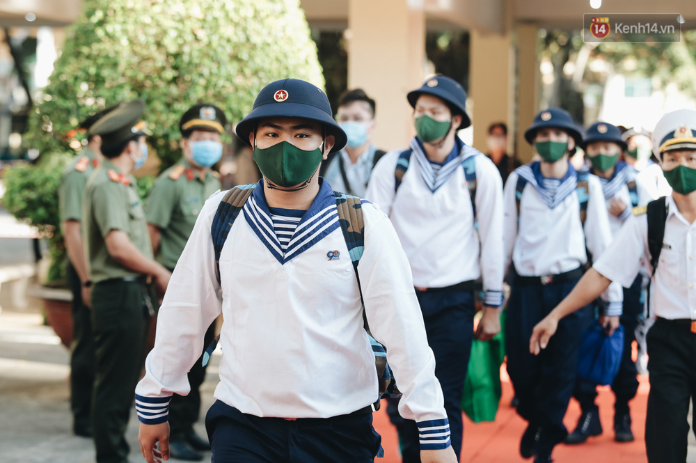 Thanh niên TP.HCM lên đường nhập ngũ: Người khóc nghẹn vì vừa chia tay bạn gái, người hạnh phúc khi được trao nụ hôn đầu tiên - 9 Thanh niên TP.HCM lên đường nhập ngũ: Người khóc nghẹn vì vừa chia tay bạn gái, người hạnh phúc khi được trao nụ hôn đầu tiên - 9