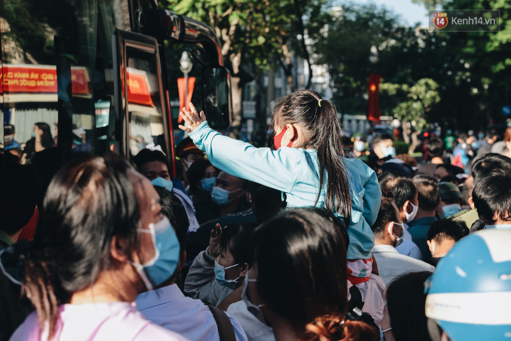 Thanh niên TP.HCM lên đường nhập ngũ: Người khóc nghẹn vì vừa chia tay bạn gái, người hạnh phúc khi được trao nụ hôn đầu tiên - 18 Thanh niên TP.HCM lên đường nhập ngũ: Người khóc nghẹn vì vừa chia tay bạn gái, người hạnh phúc khi được trao nụ hôn đầu tiên - 18