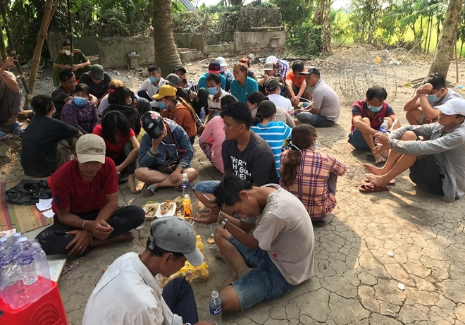 Vây bắt 35 đối tượng tụ tập lắc tài xỉu ở bãi đất trống Vây bắt 35 đối tượng tụ tập lắc tài xỉu ở bãi đất trống
