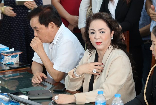 Vợ ông Dũng 'lò vôi' tố bị ông Võ Hoàng Yên lừa gạt hàng trăm tỷ: Cảm thấy bị tổn thương vì đặt niềm tin sai chỗ Vợ ông Dũng 'lò vôi' tố bị ông Võ Hoàng Yên lừa gạt hàng trăm tỷ: Cảm thấy bị tổn thương vì đặt niềm tin sai chỗ