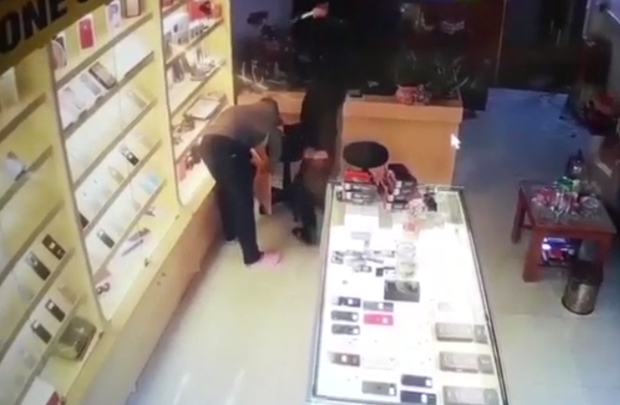 Clip: Khoảnh khắc chủ cửa hàng điện thoại bị tên cướp táo tợn đâm trọng thương khiến ai nấy bủn rủn Clip: Khoảnh khắc chủ cửa hàng điện thoại bị tên cướp táo tợn đâm trọng thương khiến ai nấy bủn rủn