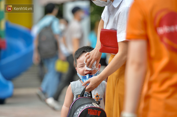 Loạt ảnh viral nhất hôm nay: Cậu nhóc mếu máo vì phải đi học lại, liên tục la khóc không chịu rời vòng tay bố - 5 Loạt ảnh viral nhất hôm nay: Cậu nhóc mếu máo vì phải đi học lại, liên tục la khóc không chịu rời vòng tay bố - 5