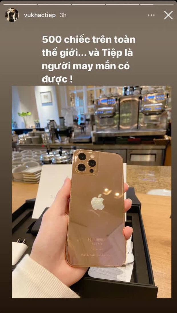 Vũ Khắc Tiệp gây choáng khi khoe iPhone 12 Pro Max mạ vàng 18K cực sang chảnh, trên thế giới chỉ có đúng 500 chiếc - 1 Vũ Khắc Tiệp gây choáng khi khoe iPhone 12 Pro Max mạ vàng 18K cực sang chảnh, trên thế giới chỉ có đúng 500 chiếc - 1