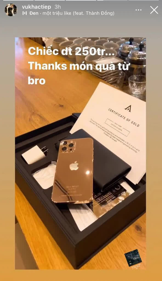 Vũ Khắc Tiệp gây choáng khi khoe iPhone 12 Pro Max mạ vàng 18K cực sang chảnh, trên thế giới chỉ có đúng 500 chiếc - 2 Vũ Khắc Tiệp gây choáng khi khoe iPhone 12 Pro Max mạ vàng 18K cực sang chảnh, trên thế giới chỉ có đúng 500 chiếc - 2