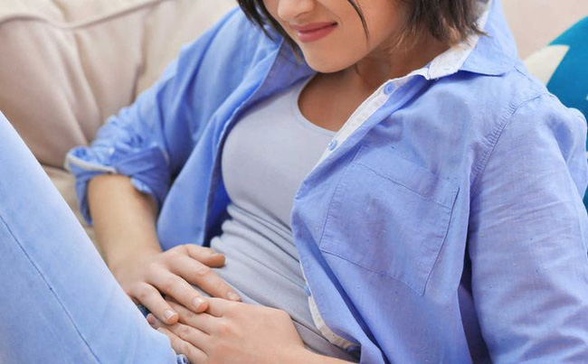 Nữ sinh 21 tuổi đau bụng dữ dội tưởng bị cảm lạnh, nào ngờ suýt mất mạng vì chửa ngoài tử cung mà không biết Nữ sinh 21 tuổi đau bụng dữ dội tưởng bị cảm lạnh, nào ngờ suýt mất mạng vì chửa ngoài tử cung mà không biết