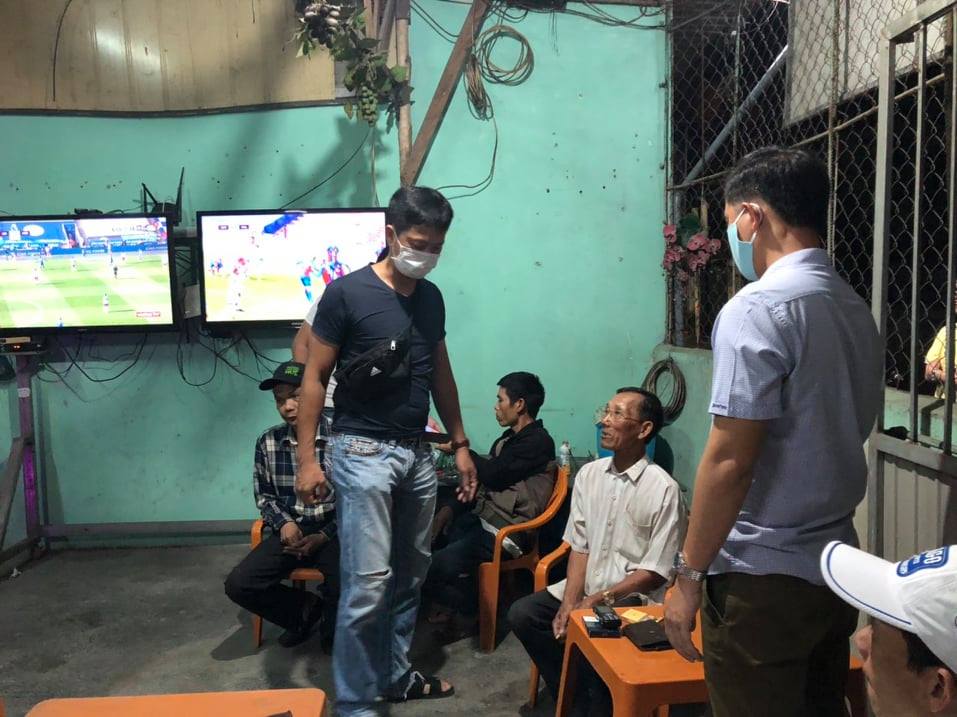 Triệt phá đường dây cá độ bóng đá hàng trăm nghìn đô, bắt giữ 5 đối tượng Triệt phá đường dây cá độ bóng đá hàng trăm nghìn đô, bắt giữ 5 đối tượng
