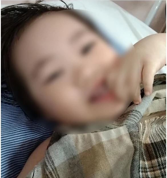 Bé gái 3 tuổi rơi từ tầng 12 chung cư đã có thể cười đùa, ca hát: 'Điều kỳ diệu đã đến, con đã tiến triển rất tốt' Bé gái 3 tuổi rơi từ tầng 12 chung cư đã có thể cười đùa, ca hát: 'Điều kỳ diệu đã đến, con đã tiến triển rất tốt'