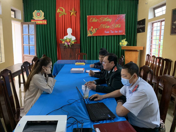 Bị xử phạt vì đăng tin 'một vợ được lấy nhiều chồng' trên Facebook Bị xử phạt vì đăng tin 'một vợ được lấy nhiều chồng' trên Facebook