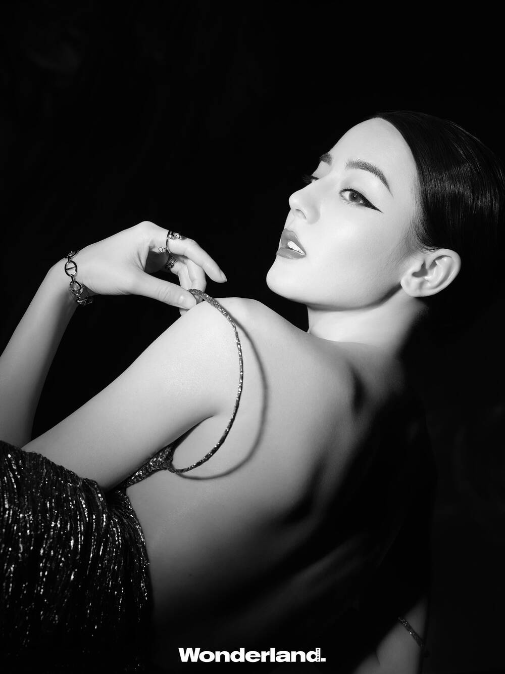 Địch Lệ Nhiệt Ba 'bán khỏa thân' khoe lưng trần mướt mắt trên tạp chí - 3 Địch Lệ Nhiệt Ba 'bán khỏa thân' khoe lưng trần mướt mắt trên tạp chí - 3