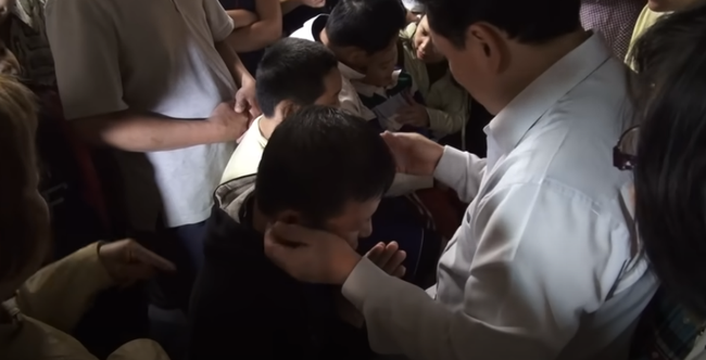 Nổi da gà xem ông Võ Hoàng Yên chữa câm điếc bẩm sinh 15 năm bằng tay không trong loạt clip triệu view: Có phải là 'thần y' như lời đồn? - 2 Nổi da gà xem ông Võ Hoàng Yên chữa câm điếc bẩm sinh 15 năm bằng tay không trong loạt clip triệu view: Có phải là 'thần y' như lời đồn? - 2