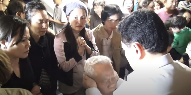 Nổi da gà xem ông Võ Hoàng Yên chữa câm điếc bẩm sinh 15 năm bằng tay không trong loạt clip triệu view: Có phải là 'thần y' như lời đồn? - 3 Nổi da gà xem ông Võ Hoàng Yên chữa câm điếc bẩm sinh 15 năm bằng tay không trong loạt clip triệu view: Có phải là 'thần y' như lời đồn? - 3