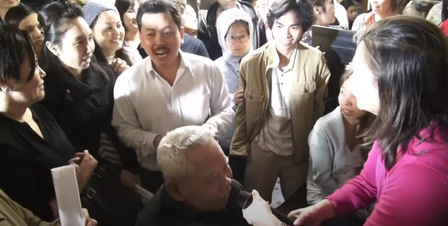 Nổi da gà xem ông Võ Hoàng Yên chữa câm điếc bẩm sinh 15 năm bằng tay không trong loạt clip triệu view: Có phải là 'thần y' như lời đồn? - 4 Nổi da gà xem ông Võ Hoàng Yên chữa câm điếc bẩm sinh 15 năm bằng tay không trong loạt clip triệu view: Có phải là 'thần y' như lời đồn? - 4