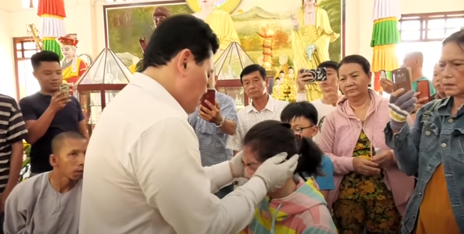 Nổi da gà xem ông Võ Hoàng Yên chữa câm điếc bẩm sinh 15 năm bằng tay không trong loạt clip triệu view: Có phải là 'thần y' như lời đồn? - 5 Nổi da gà xem ông Võ Hoàng Yên chữa câm điếc bẩm sinh 15 năm bằng tay không trong loạt clip triệu view: Có phải là 'thần y' như lời đồn? - 5