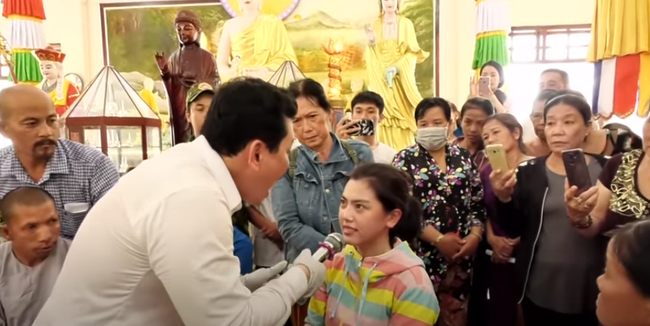 Nổi da gà xem ông Võ Hoàng Yên chữa câm điếc bẩm sinh 15 năm bằng tay không trong loạt clip triệu view: Có phải là 'thần y' như lời đồn? - 6 Nổi da gà xem ông Võ Hoàng Yên chữa câm điếc bẩm sinh 15 năm bằng tay không trong loạt clip triệu view: Có phải là 'thần y' như lời đồn? - 6