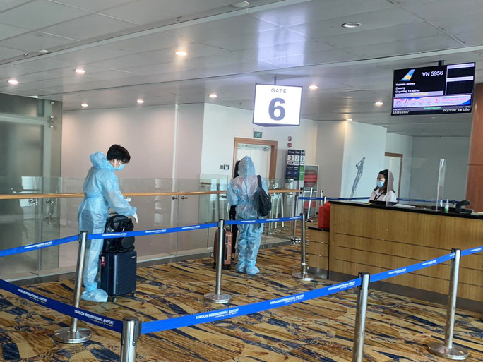 Hai chuyến bay đưa người Việt từ Myanmar về nước hạ cánh ở Đà Nẵng Hai chuyến bay đưa người Việt từ Myanmar về nước hạ cánh ở Đà Nẵng