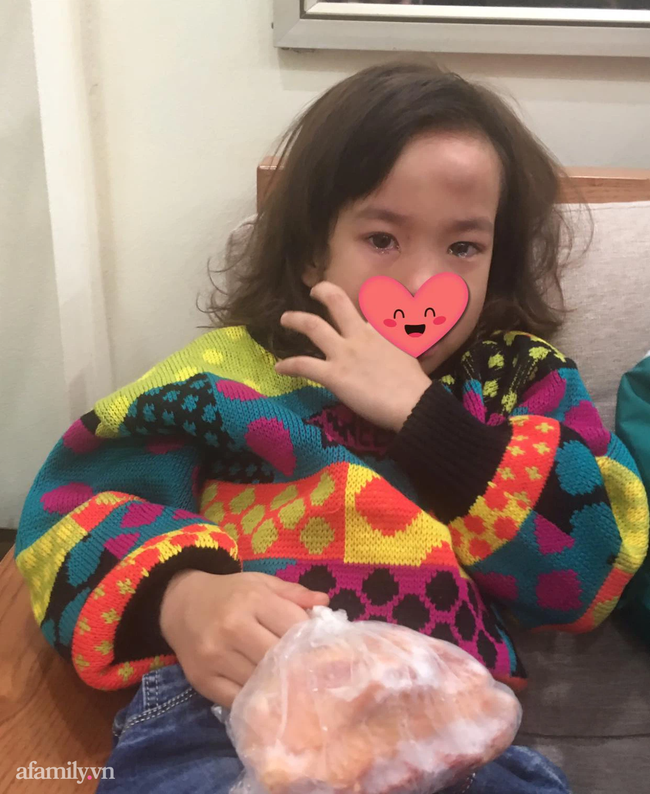 Lục tung tủ lạnh mà không tìm được mảnh đá nào chườm khi con gái ngã u đầu, mẹ trẻ đã nghĩ ra cách xử lý 'sáng tạo' đến mức dân tình phải chịu thua Lục tung tủ lạnh mà không tìm được mảnh đá nào chườm khi con gái ngã u đầu, mẹ trẻ đã nghĩ ra cách xử lý 'sáng tạo' đến mức dân tình phải chịu thua