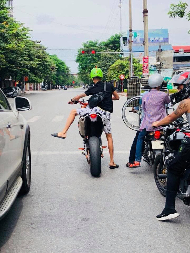 Nhìn cảnh 'nấm lùn' đánh vật với xe SH khi đổ xăng mới biết thế nào là 'nhà giàu cũng khóc' - 2 Nhìn cảnh 'nấm lùn' đánh vật với xe SH khi đổ xăng mới biết thế nào là 'nhà giàu cũng khóc' - 2