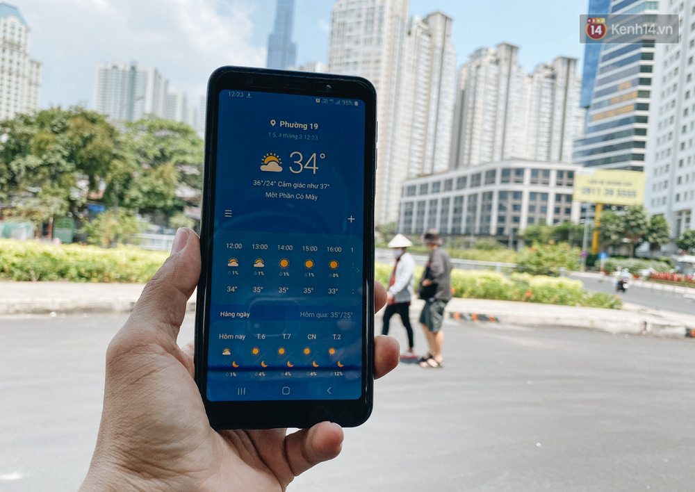 Chùm ảnh: Người Sài Gòn vật vã dưới nắng nóng như thiêu đốt - 1 Chùm ảnh: Người Sài Gòn vật vã dưới nắng nóng như thiêu đốt - 1