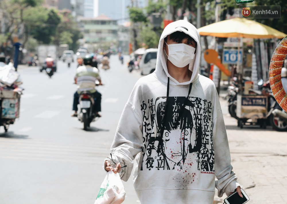 Chùm ảnh: Người Sài Gòn vật vã dưới nắng nóng như thiêu đốt - 12 Chùm ảnh: Người Sài Gòn vật vã dưới nắng nóng như thiêu đốt - 12