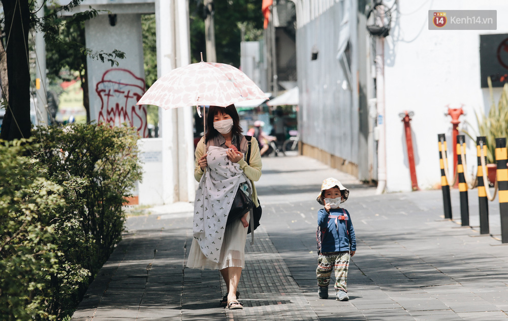 Chùm ảnh: Người Sài Gòn vật vã dưới nắng nóng như thiêu đốt - 10 Chùm ảnh: Người Sài Gòn vật vã dưới nắng nóng như thiêu đốt - 10