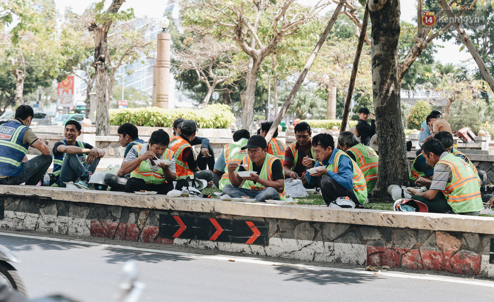 Chùm ảnh: Người Sài Gòn vật vã dưới nắng nóng như thiêu đốt - 8 Chùm ảnh: Người Sài Gòn vật vã dưới nắng nóng như thiêu đốt - 8