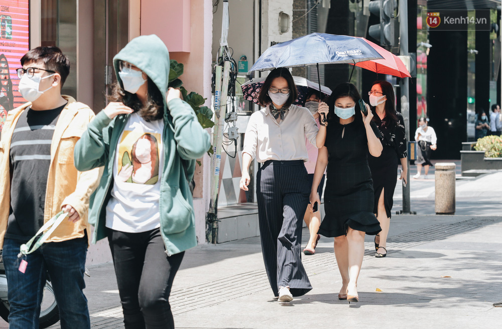 Chùm ảnh: Người Sài Gòn vật vã dưới nắng nóng như thiêu đốt - 11 Chùm ảnh: Người Sài Gòn vật vã dưới nắng nóng như thiêu đốt - 11