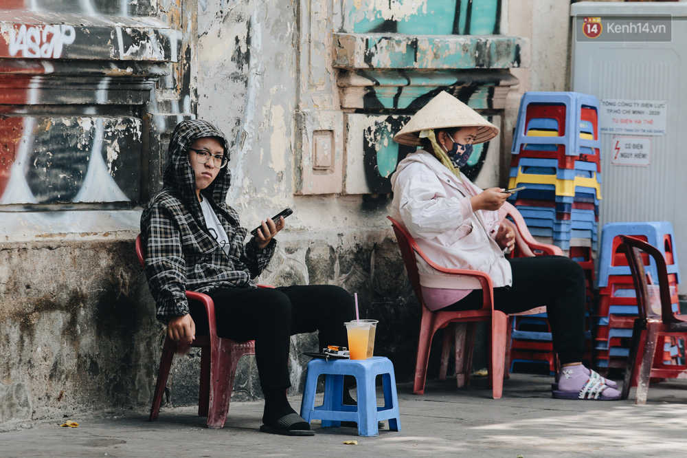 Chùm ảnh: Người Sài Gòn vật vã dưới nắng nóng như thiêu đốt - 7 Chùm ảnh: Người Sài Gòn vật vã dưới nắng nóng như thiêu đốt - 7