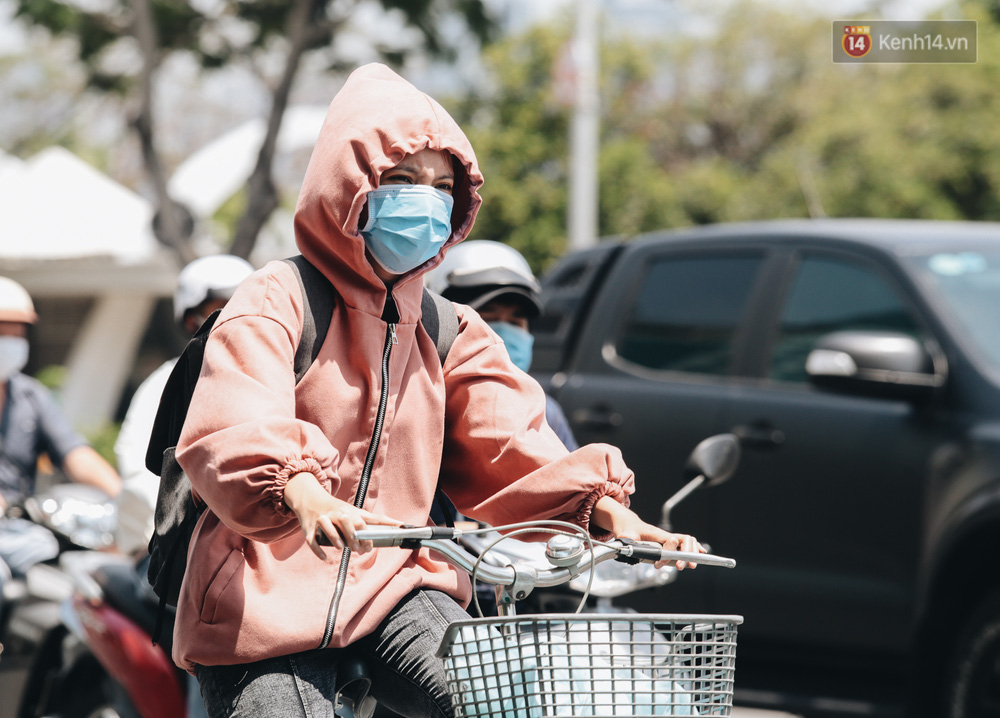 Chùm ảnh: Người Sài Gòn vật vã dưới nắng nóng như thiêu đốt - 3 Chùm ảnh: Người Sài Gòn vật vã dưới nắng nóng như thiêu đốt - 3