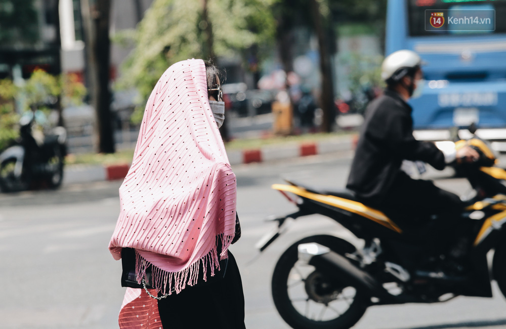 Chùm ảnh: Người Sài Gòn vật vã dưới nắng nóng như thiêu đốt - 9 Chùm ảnh: Người Sài Gòn vật vã dưới nắng nóng như thiêu đốt - 9