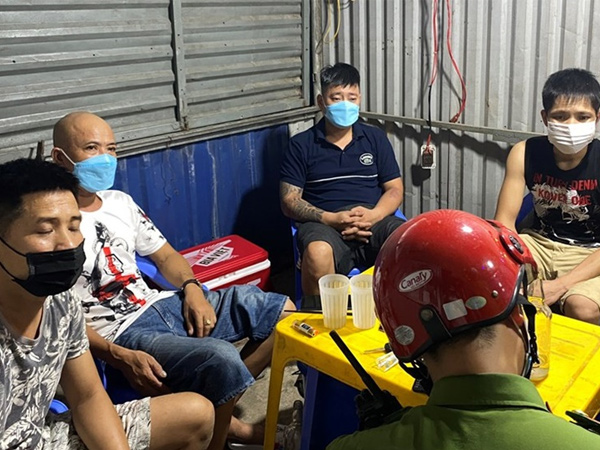 Tụ tập chơi cá chọi, 6 thanh niên bị phạt 6 triệu đồng Tụ tập chơi cá chọi, 6 thanh niên bị phạt 6 triệu đồng